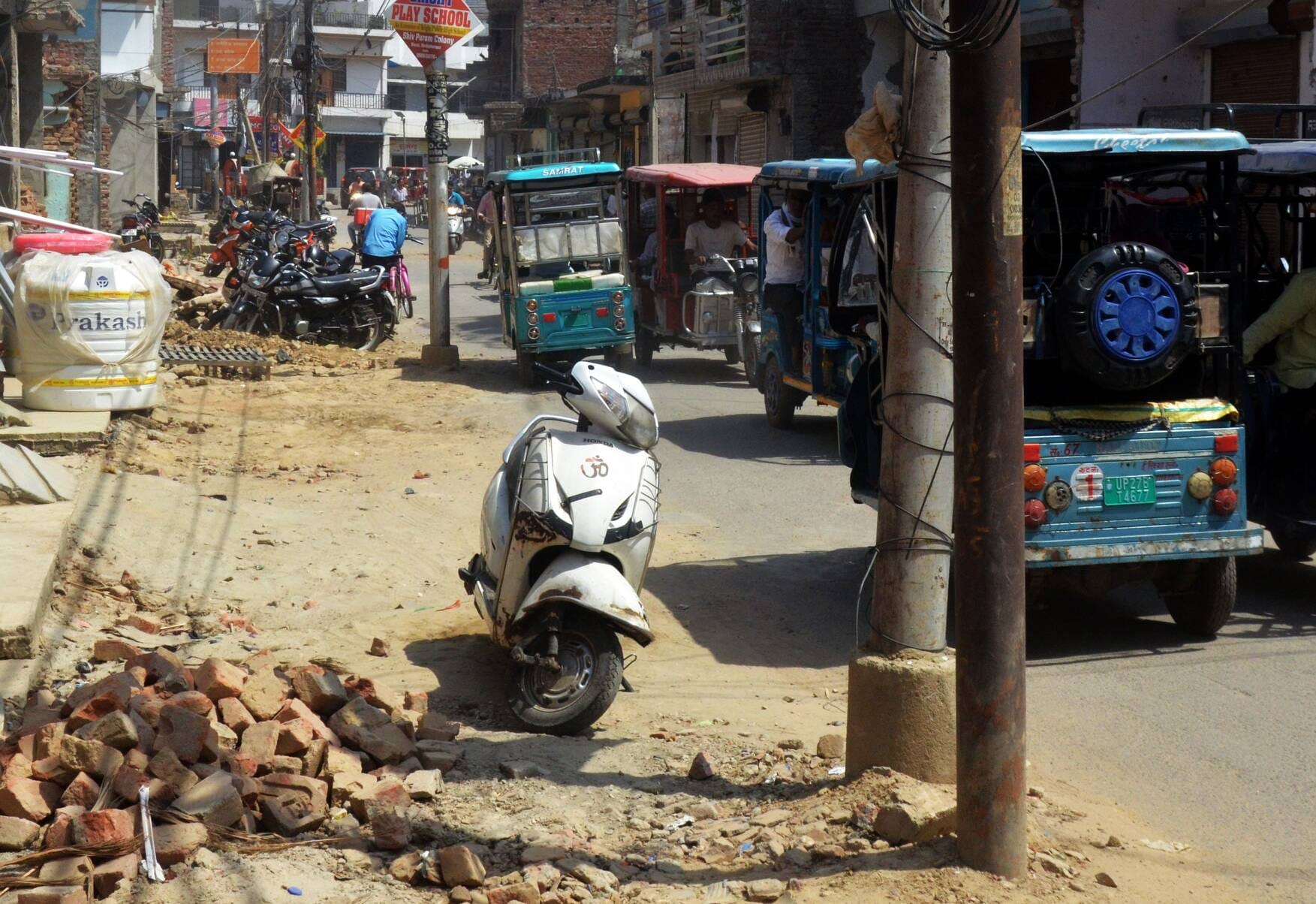 मोहल्ला मोहनगंज में सड़क किनारे लगे बिजली के खंभे। संवाद