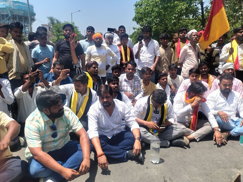 मोहान तिराहे पर धरना प्रदर्शन करते पासी समाज के लोग। मोहान तिराहे पर धरना प्रदर्शन करते पासी समाज के लोग।