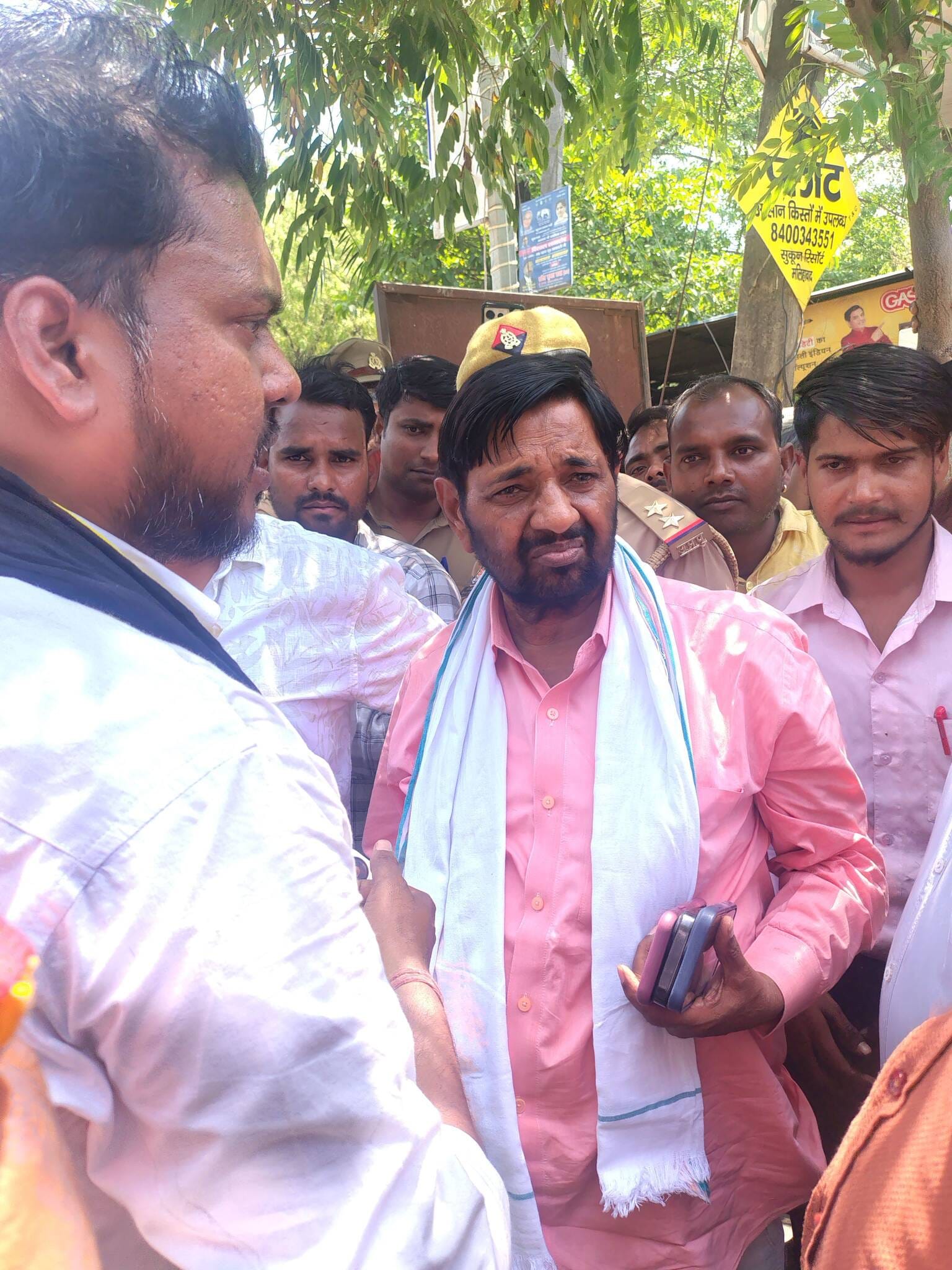 मोहान तिराहे पर धरना प्रदर्शन करते पासी समाज के लोग। मोहान तिराहे पर धरना प्रदर्शन करते पासी समाज के लोग।