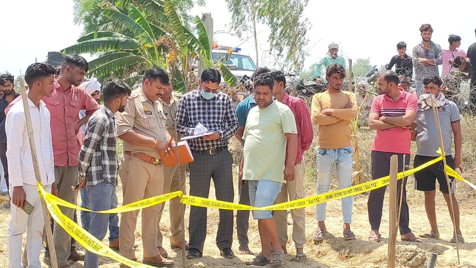 मुनेंद्र की लाश मिलने की सूचना पर पहुंचे परिजन विलाप करते हुए। संवाद