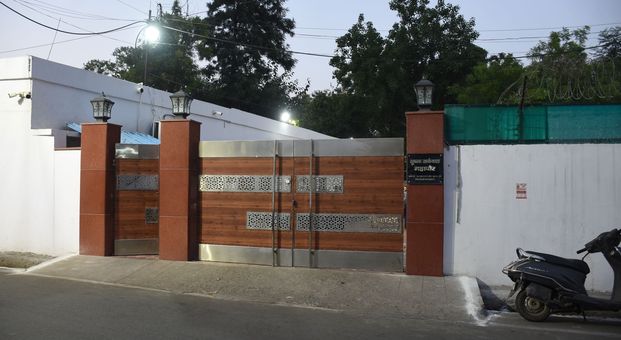 नेम प्लेट पर चप्पल मारते सपाई। नेम प्लेट पर चप्पल मारते सपाई।