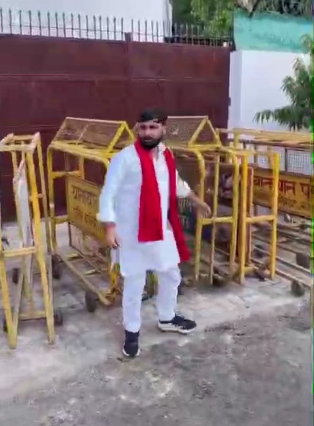 नेम प्लेट पर चप्पल मारते सपाई। नेम प्लेट पर चप्पल मारते सपाई।