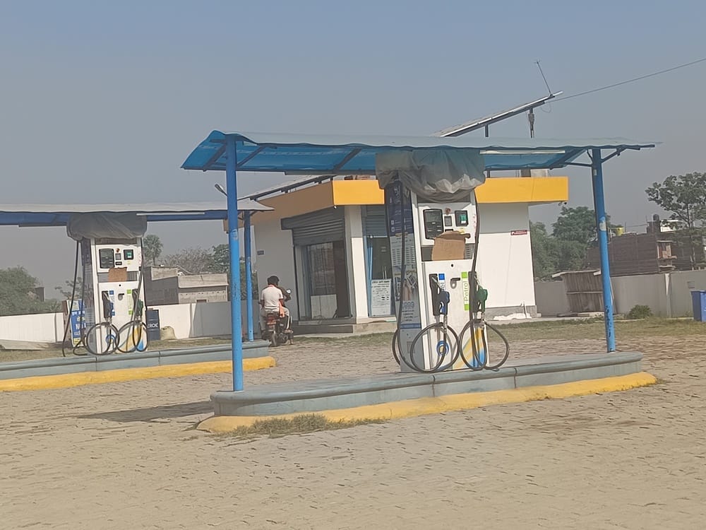 पडरौना शहर के रामकोला रोड स्थित पेट्रोल पंप पर लगा भीड़। संवाद