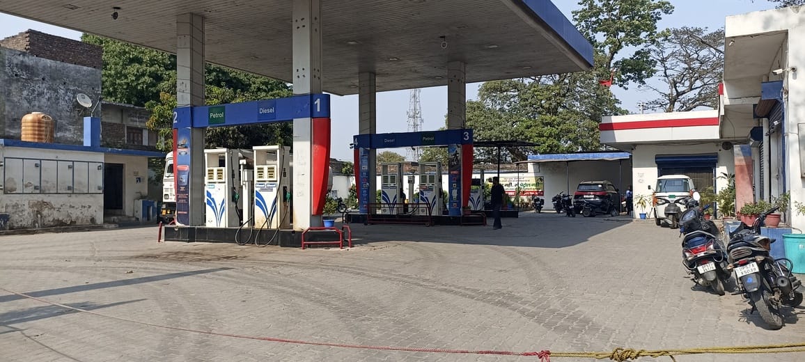 पडरौना शहर के रामकोला रोड स्थित पेट्रोल पंप पर लगा भीड़। संवाद