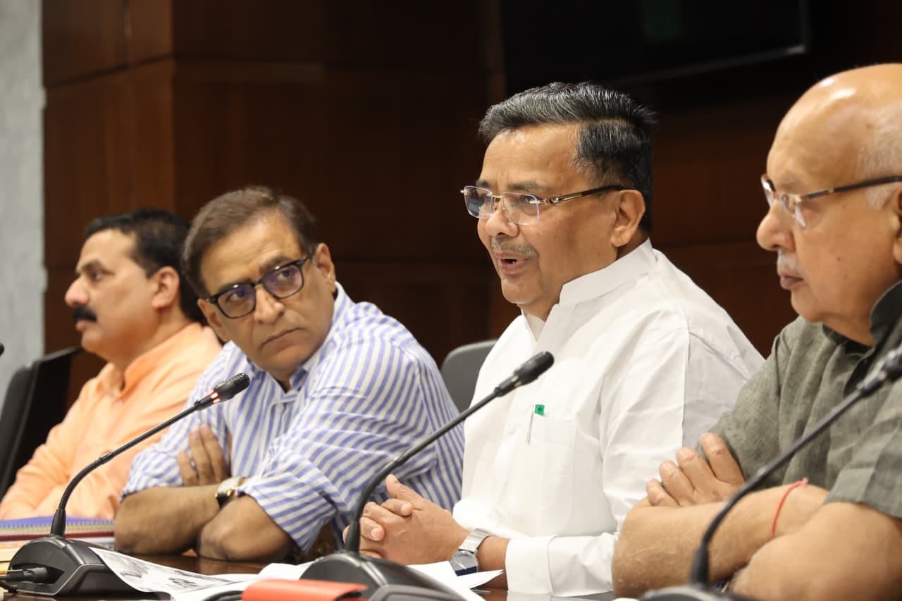 प्रेसवार्ता में पर्यटन व संस्कृति मंत्री जयवीर सिंह और कृषि मंत्री सूर्य प्रताप शाही।