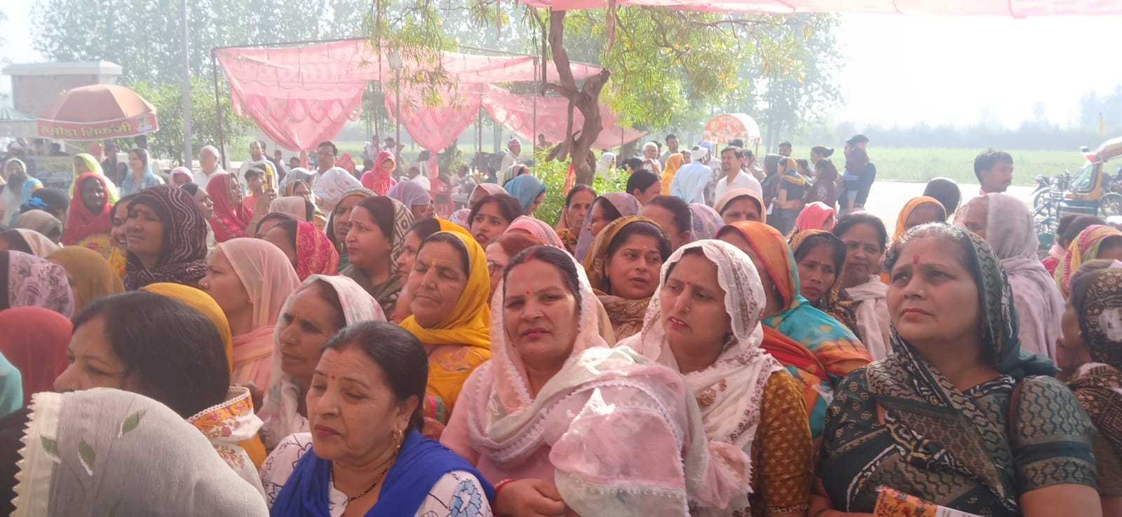 पवित्र स्रोत में स्नान करती महिलाएं स्रोत संवाद