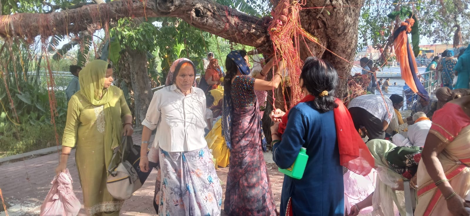 पवित्र स्रोत में स्नान करती महिलाएं स्रोत संवाद