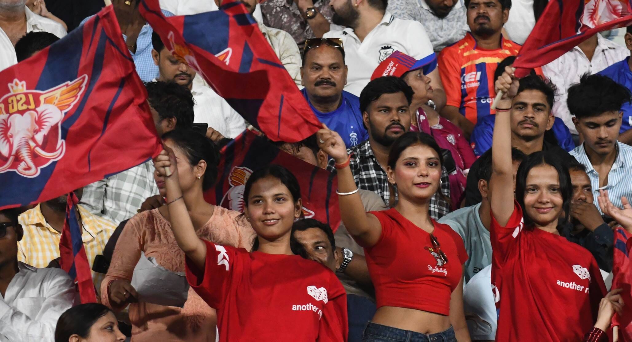राजस्थान रॉयल्स और लखनऊ सुपरजायंट्स के बीच मैच देखने इकाना पहुंचे दर्शक। राजस्थान रॉयल्स और लखनऊ सुपरजायंट्स के बीच मैच देखने इकाना पहुंचे दर्शक।