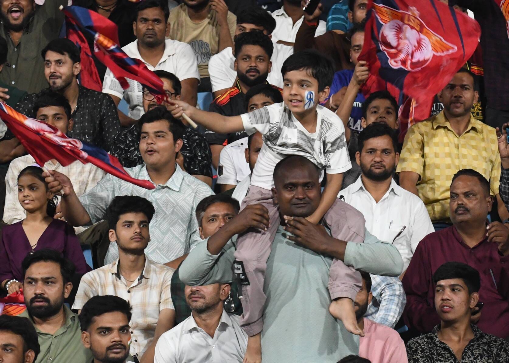 राजस्थान रॉयल्स और लखनऊ सुपरजायंट्स के बीच मैच देखने इकाना पहुंचे दर्शक। राजस्थान रॉयल्स और लखनऊ सुपरजायंट्स के बीच मैच देखने इकाना पहुंचे दर्शक।