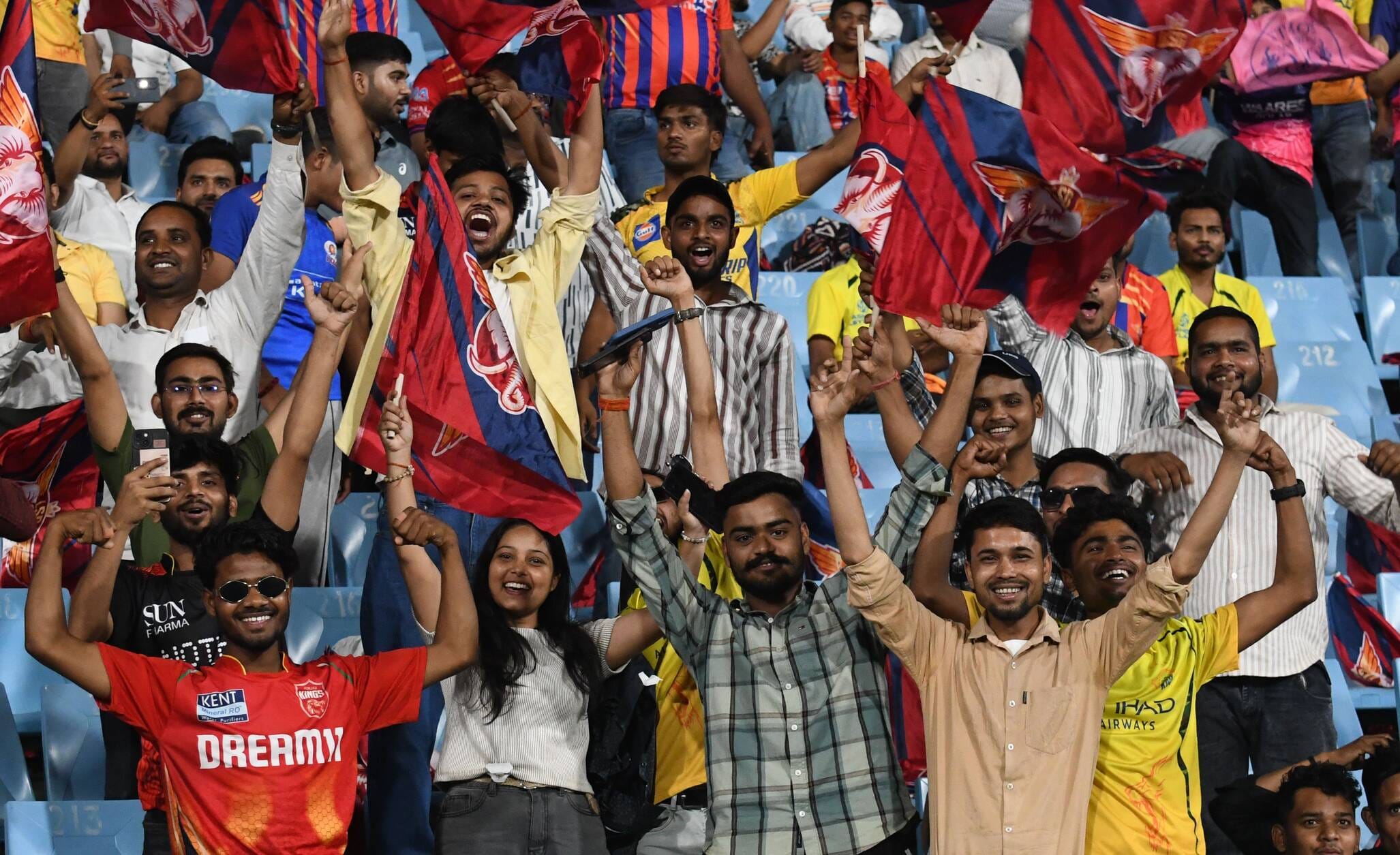 राजस्थान रॉयल्स और लखनऊ सुपरजायंट्स के बीच मैच देखने इकाना पहुंचे दर्शक। राजस्थान रॉयल्स और लखनऊ सुपरजायंट्स के बीच मैच देखने इकाना पहुंचे दर्शक।