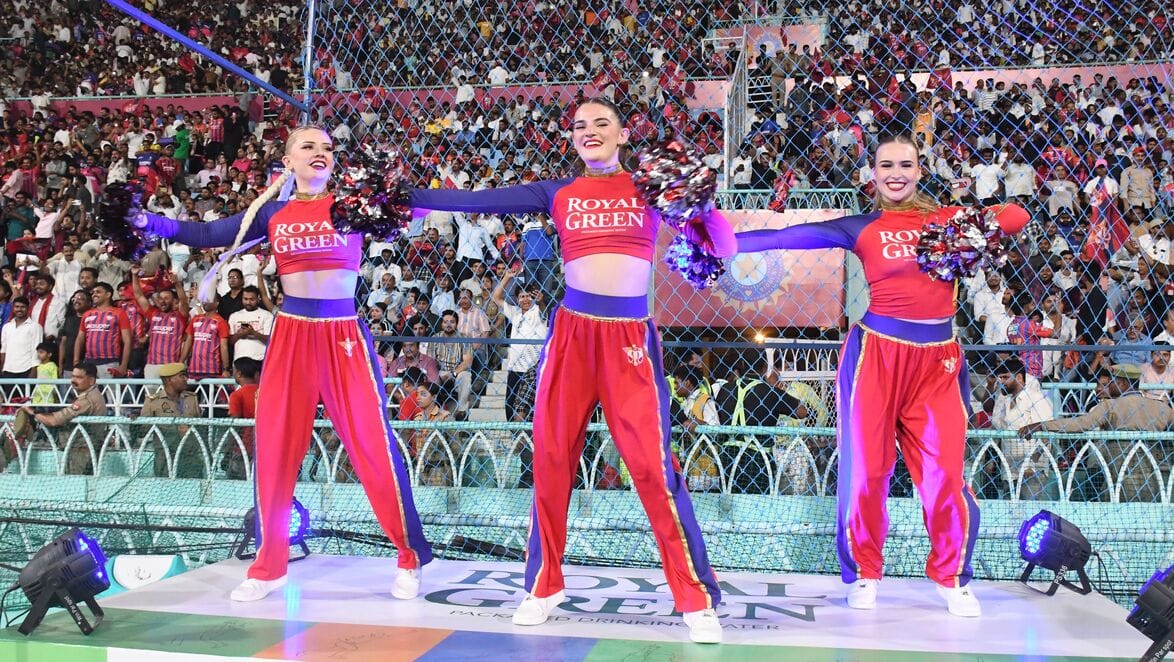 राजस्थान रॉयल्स और लखनऊ सुपरजायंट्स के बीच मैच देखने इकाना पहुंचे दर्शक। राजस्थान रॉयल्स और लखनऊ सुपरजायंट्स के बीच मैच देखने इकाना पहुंचे दर्शक।