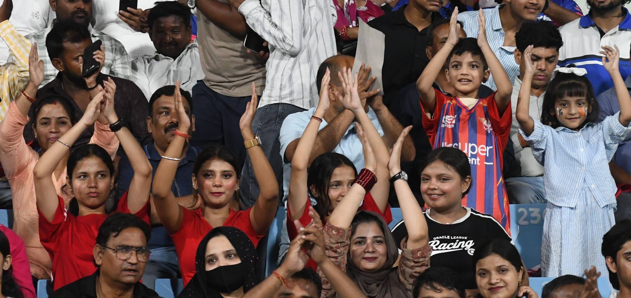 राजस्थान रॉयल्स और लखनऊ सुपरजायंट्स के बीच मैच देखने इकाना पहुंचे दर्शक। राजस्थान रॉयल्स और लखनऊ सुपरजायंट्स के बीच मैच देखने इकाना पहुंचे दर्शक।