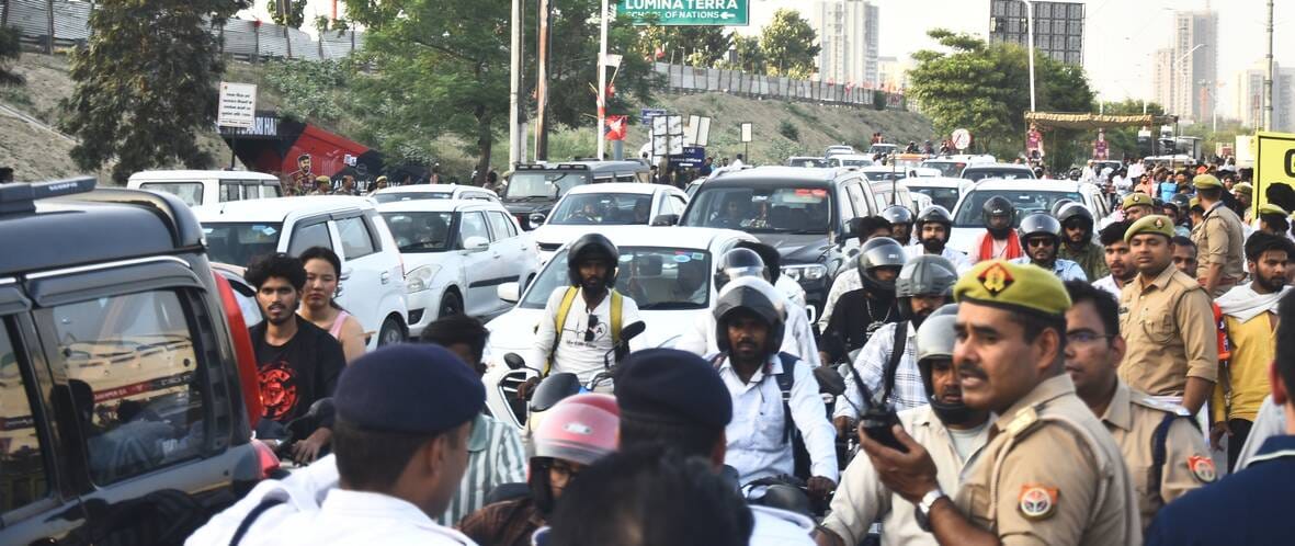 राजस्थान रॉयल्स और लखनऊ सुपरजायंट्स के बीच मैच देखने इकाना पहुंचे दर्शक। राजस्थान रॉयल्स और लखनऊ सुपरजायंट्स के बीच मैच देखने इकाना पहुंचे दर्शक।