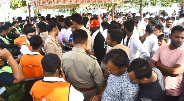 राजस्थान रॉयल्स और लखनऊ सुपरजायंट्स के बीच मैच देखने इकाना पहुंचे दर्शक। राजस्थान रॉयल्स और लखनऊ सुपरजायंट्स के बीच मैच देखने इकाना पहुंचे दर्शक।