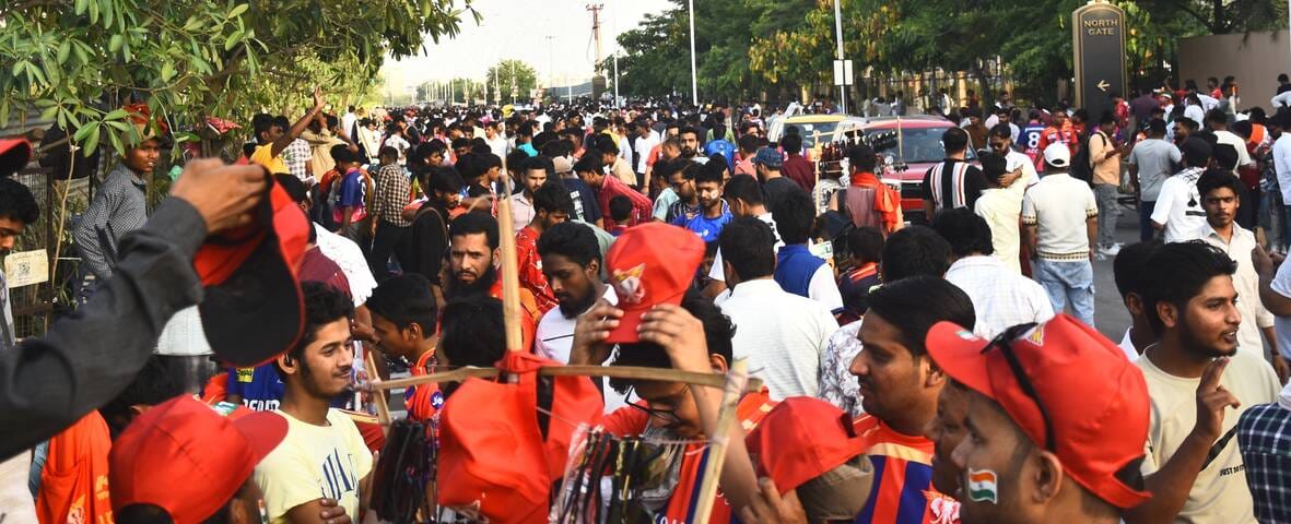 राजस्थान रॉयल्स और लखनऊ सुपरजायंट्स के बीच मैच देखने इकाना पहुंचे दर्शक। राजस्थान रॉयल्स और लखनऊ सुपरजायंट्स के बीच मैच देखने इकाना पहुंचे दर्शक।