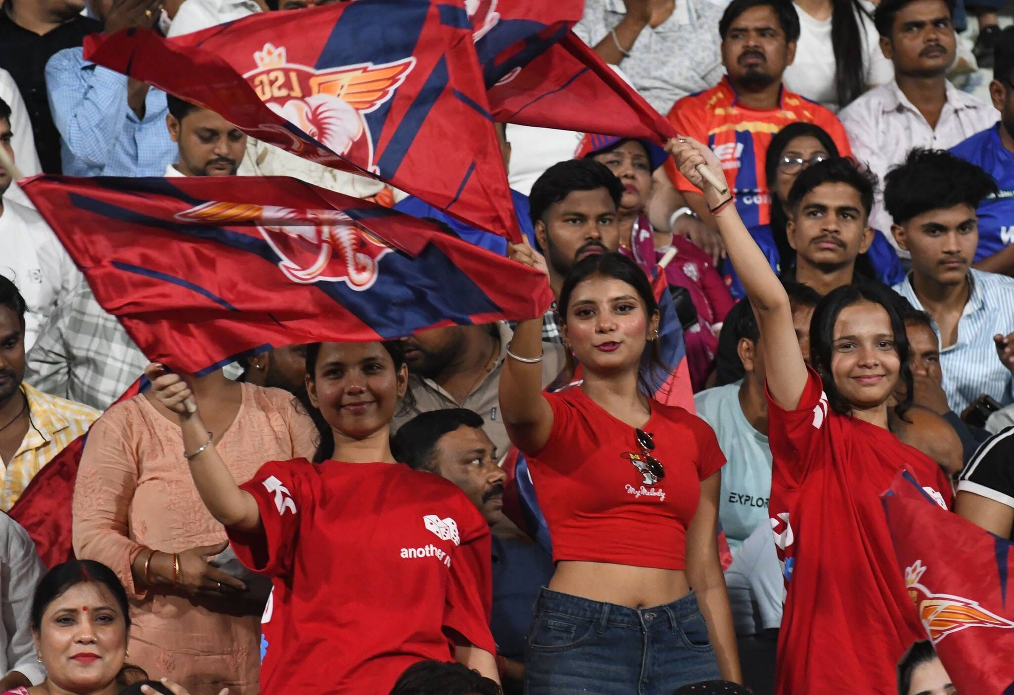 राजस्थान रॉयल्स और लखनऊ सुपरजायंट्स के बीच मैच देखने इकाना पहुंचे दर्शक। राजस्थान रॉयल्स और लखनऊ सुपरजायंट्स के बीच मैच देखने इकाना पहुंचे दर्शक।