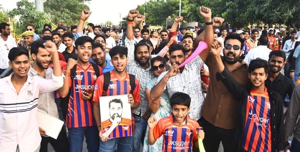 राजस्थान रॉयल्स और लखनऊ सुपरजायंट्स के बीच मैच देखने इकाना पहुंचे दर्शक। राजस्थान रॉयल्स और लखनऊ सुपरजायंट्स के बीच मैच देखने इकाना पहुंचे दर्शक।