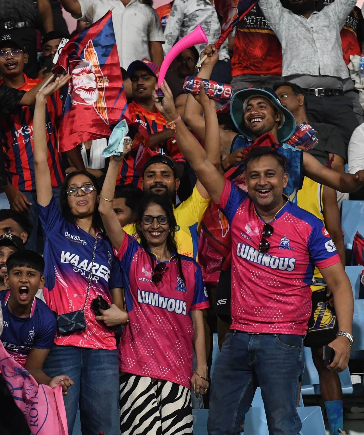 राजस्थान रॉयल्स और लखनऊ सुपरजायंट्स के बीच मैच देखने इकाना पहुंचे दर्शक। राजस्थान रॉयल्स और लखनऊ सुपरजायंट्स के बीच मैच देखने इकाना पहुंचे दर्शक।