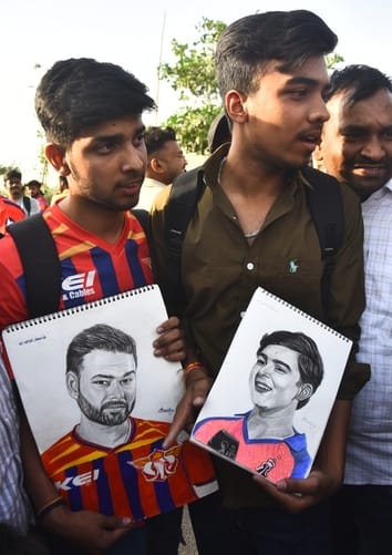 राजस्थान रॉयल्स और लखनऊ सुपरजायंट्स के बीच मैच देखने इकाना पहुंचे दर्शक। राजस्थान रॉयल्स और लखनऊ सुपरजायंट्स के बीच मैच देखने इकाना पहुंचे दर्शक।