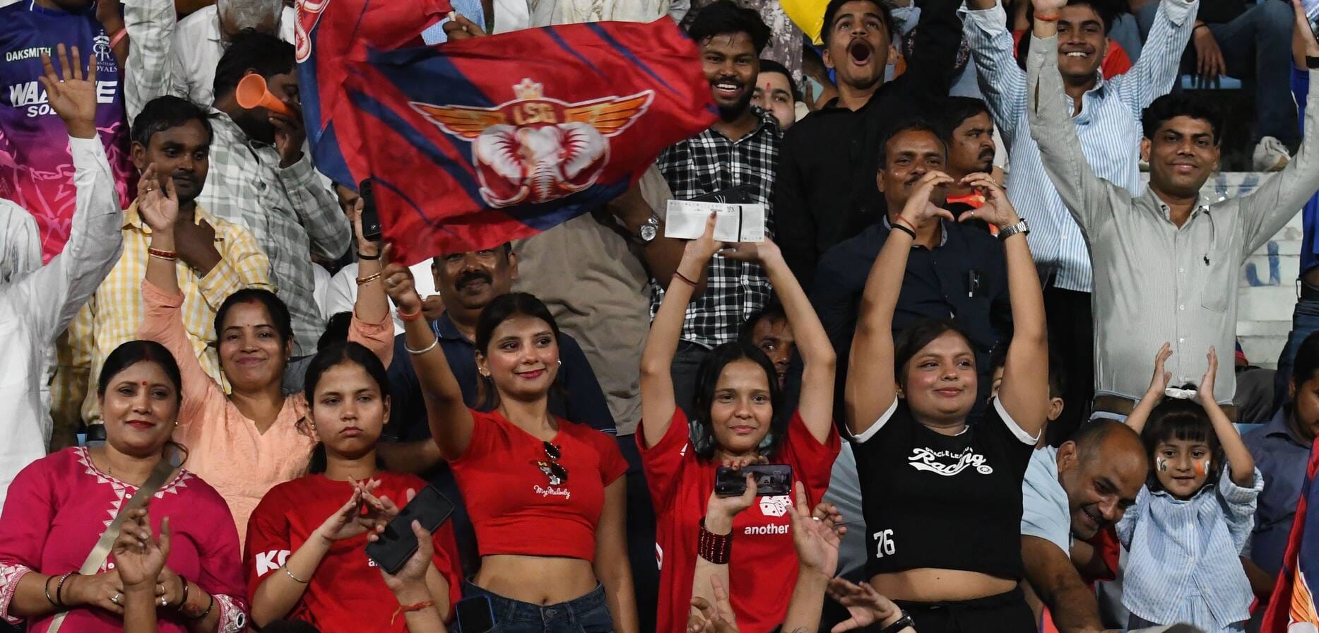 राजस्थान रॉयल्स और लखनऊ सुपरजायंट्स के बीच मैच देखने इकाना पहुंचे दर्शक। राजस्थान रॉयल्स और लखनऊ सुपरजायंट्स के बीच मैच देखने इकाना पहुंचे दर्शक।