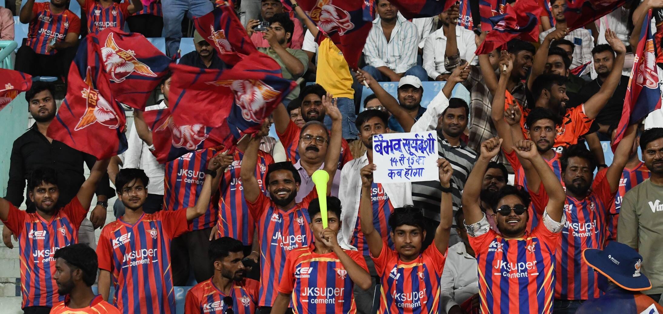 राजस्थान रॉयल्स और लखनऊ सुपरजायंट्स के बीच मैच देखने इकाना पहुंचे दर्शक। राजस्थान रॉयल्स और लखनऊ सुपरजायंट्स के बीच मैच देखने इकाना पहुंचे दर्शक।