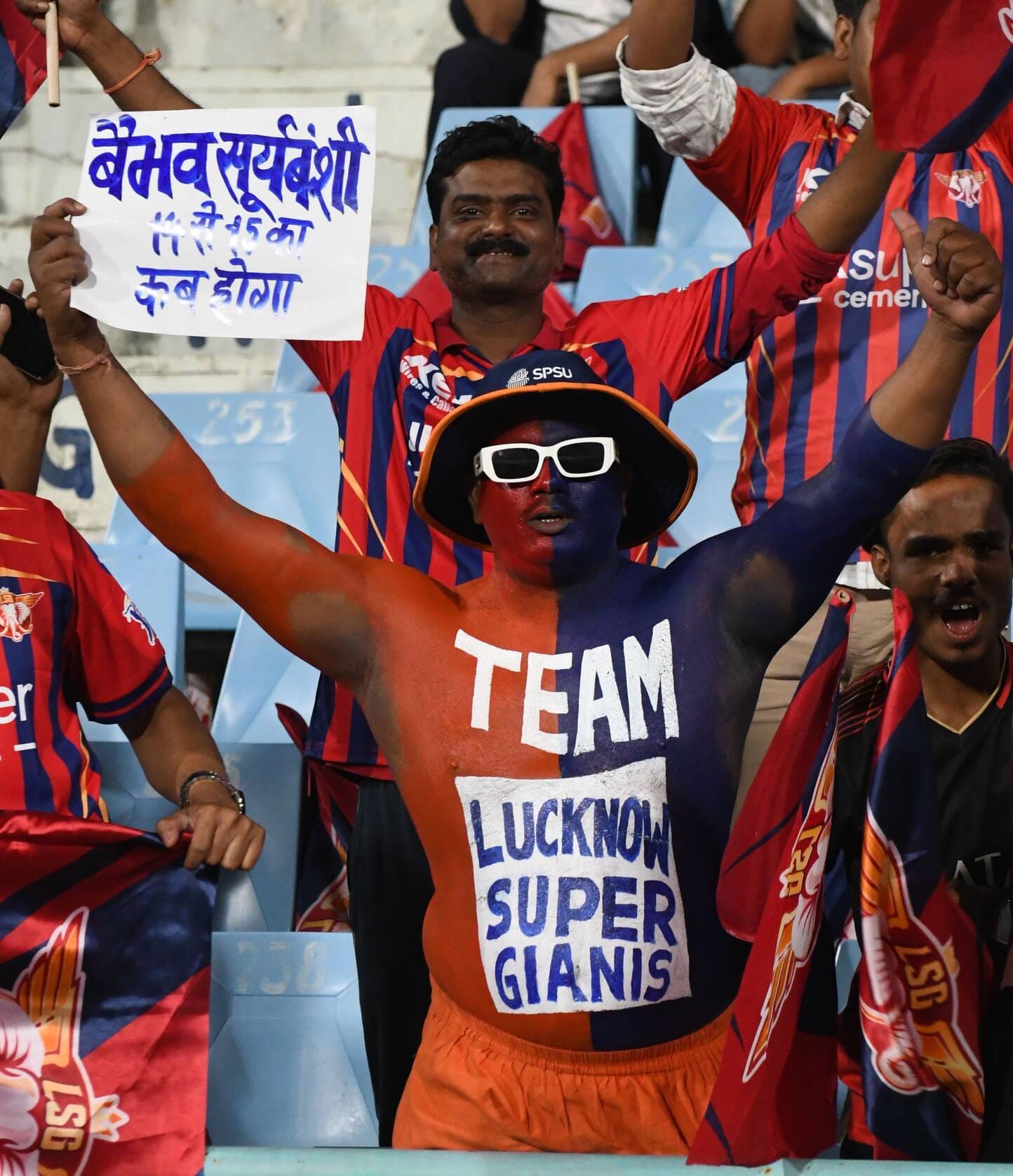 राजस्थान रॉयल्स और लखनऊ सुपरजायंट्स के बीच मैच देखने इकाना पहुंचे दर्शक। राजस्थान रॉयल्स और लखनऊ सुपरजायंट्स के बीच मैच देखने इकाना पहुंचे दर्शक।