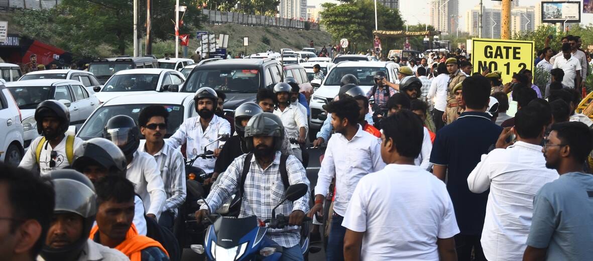 राजस्थान रॉयल्स और लखनऊ सुपरजायंट्स के बीच मैच देखने इकाना पहुंचे दर्शक। राजस्थान रॉयल्स और लखनऊ सुपरजायंट्स के बीच मैच देखने इकाना पहुंचे दर्शक।