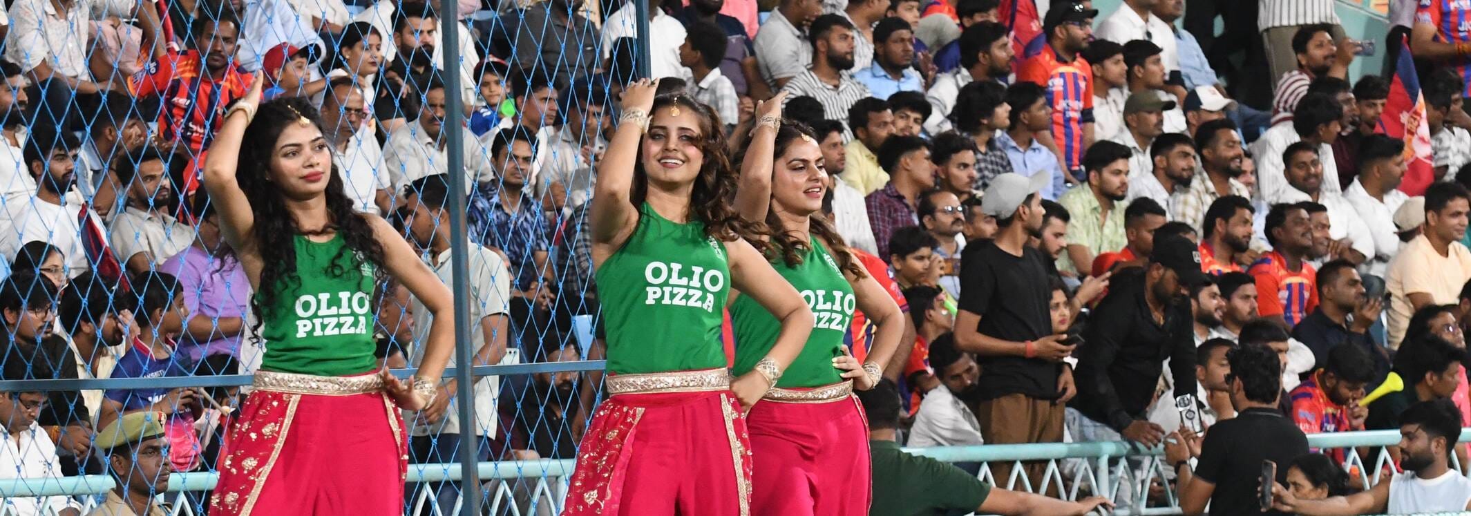 राजस्थान रॉयल्स और लखनऊ सुपरजायंट्स के बीच मैच देखने इकाना पहुंचे दर्शक। राजस्थान रॉयल्स और लखनऊ सुपरजायंट्स के बीच मैच देखने इकाना पहुंचे दर्शक।
