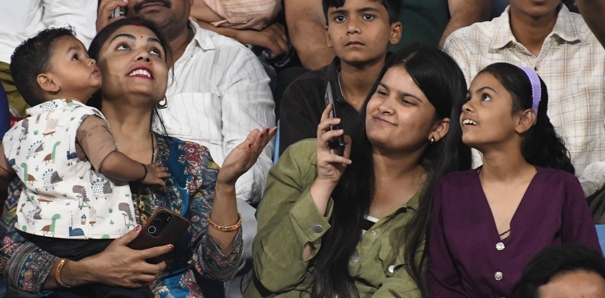 राजस्थान रॉयल्स और लखनऊ सुपरजायंट्स के बीच मैच देखने इकाना पहुंचे दर्शक। राजस्थान रॉयल्स और लखनऊ सुपरजायंट्स के बीच मैच देखने इकाना पहुंचे दर्शक।