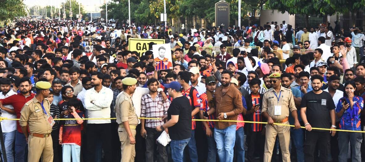 राजस्थान रॉयल्स और लखनऊ सुपरजायंट्स के बीच मैच देखने इकाना पहुंचे दर्शक। राजस्थान रॉयल्स और लखनऊ सुपरजायंट्स के बीच मैच देखने इकाना पहुंचे दर्शक।