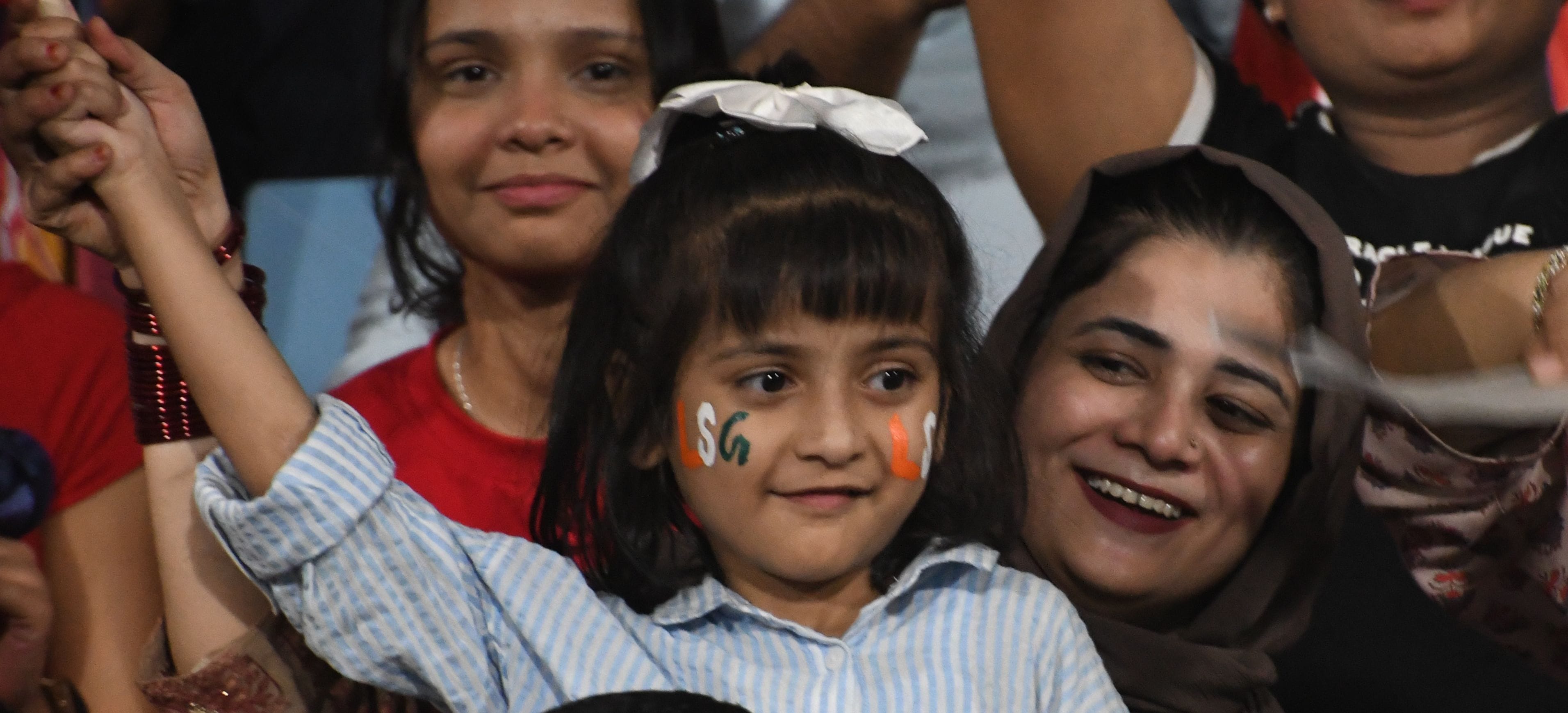 राजस्थान रॉयल्स और लखनऊ सुपरजायंट्स के बीच मैच देखने इकाना पहुंचे दर्शक। राजस्थान रॉयल्स और लखनऊ सुपरजायंट्स के बीच मैच देखने इकाना पहुंचे दर्शक।