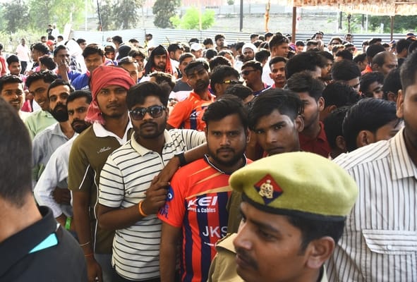 राजस्थान रॉयल्स और लखनऊ सुपरजायंट्स के बीच मैच देखने इकाना पहुंचे दर्शक। राजस्थान रॉयल्स और लखनऊ सुपरजायंट्स के बीच मैच देखने इकाना पहुंचे दर्शक।