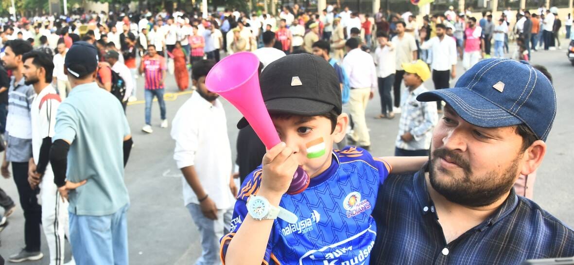 राजस्थान रॉयल्स और लखनऊ सुपरजायंट्स के बीच मैच देखने इकाना पहुंचे दर्शक। राजस्थान रॉयल्स और लखनऊ सुपरजायंट्स के बीच मैच देखने इकाना पहुंचे दर्शक।