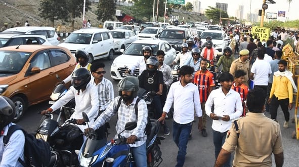 राजस्थान रॉयल्स और लखनऊ सुपरजायंट्स के बीच मैच देखने इकाना पहुंचे दर्शक। राजस्थान रॉयल्स और लखनऊ सुपरजायंट्स के बीच मैच देखने इकाना पहुंचे दर्शक।