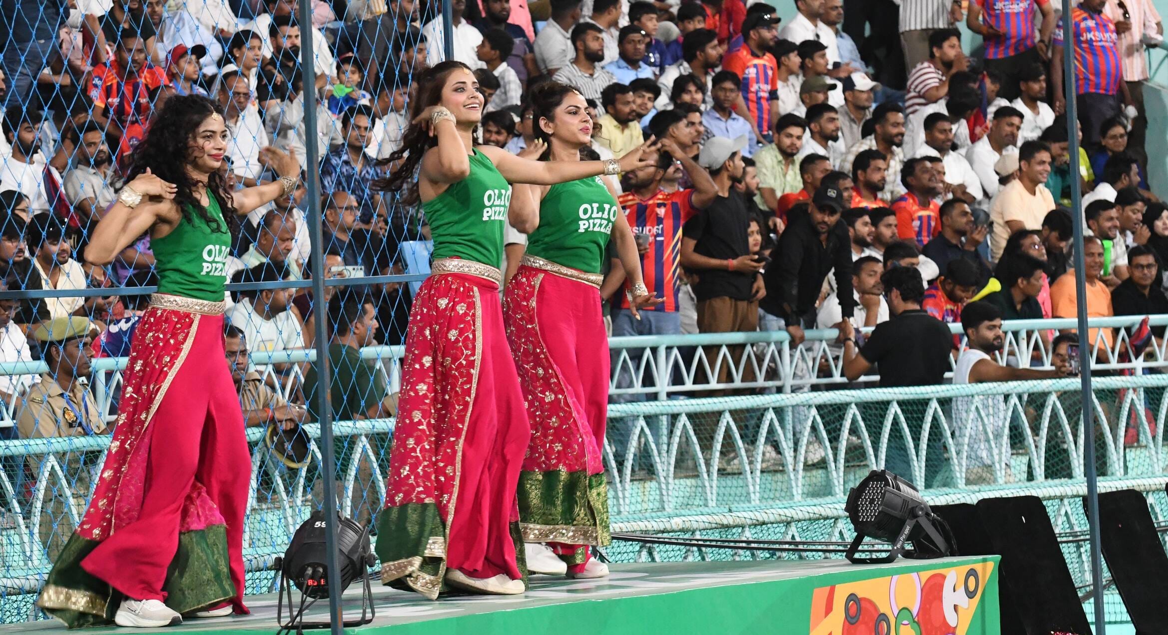 राजस्थान रॉयल्स और लखनऊ सुपरजायंट्स के बीच मैच देखने इकाना पहुंचे दर्शक। राजस्थान रॉयल्स और लखनऊ सुपरजायंट्स के बीच मैच देखने इकाना पहुंचे दर्शक।
