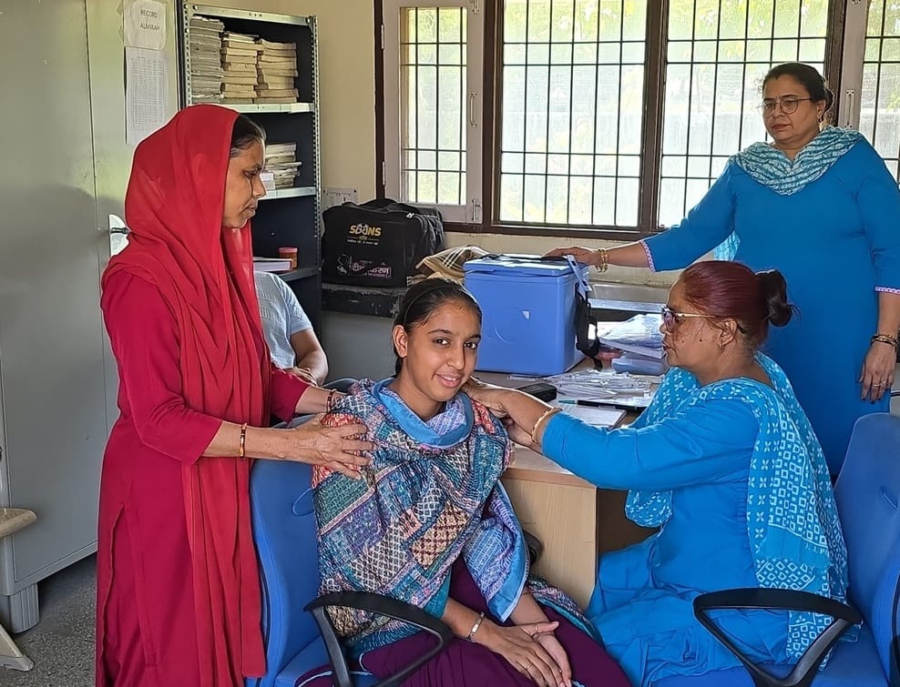 स्वास्थ्य केंद्र खदरी में सर्वाइकल कैंसर से बचाव के लिए टीका लगवाती किशोरी। विभाग