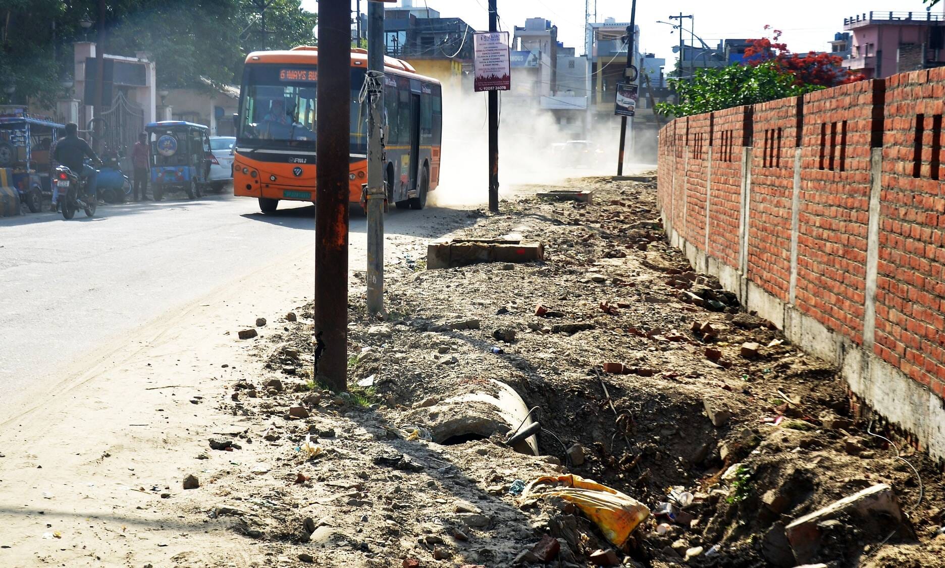 टाउनहॉल में शहीद पार्क के सामने खोदकर छोड़ी गई सड़क। संवाद