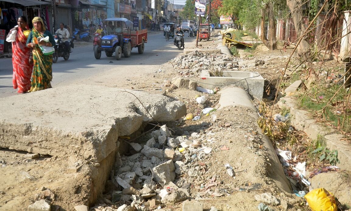 टाउनहॉल में शहीद पार्क के सामने खोदकर छोड़ी गई सड़क। संवाद