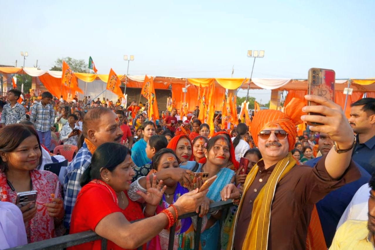 धर्म उत्सव में भजन गायक कन्हैया मित्तल की आवाज का जादू सिर चढ़कर बोला। धर्म उत्सव में भजन गायक कन्हैया मित्तल की आवाज का जादू सिर चढ़कर बोला।