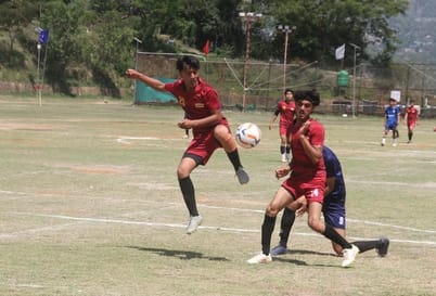 धर्मशाला के पुलिस मैदान में अंडर-19 स्कूली फुटबाल प्रतियोगिता के पहले दिन मैच में गोल के लिए जो