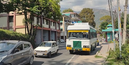 धर्मशाला में एचआरटीसी वर्कशाप में खड़ी की खटारा बसें। अमर उजाला