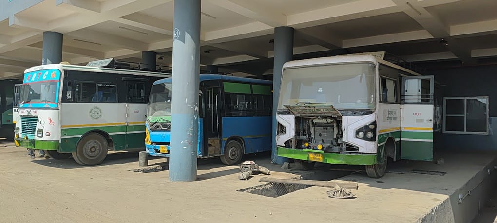 धर्मशाला में एचआरटीसी वर्कशाप में खड़ी की खटारा बसें। अमर उजाला