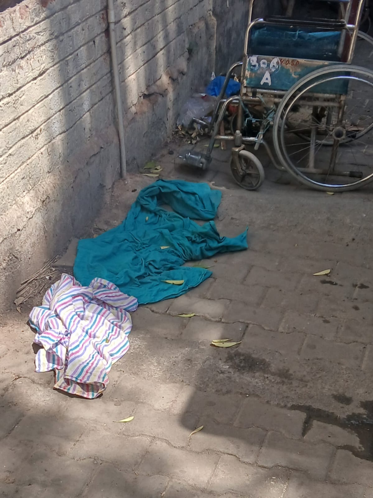 01-पीजीआई के आपातकालीन विभाग में संचालित कैंटीन के पास सफाई की स्थिति। संवाद