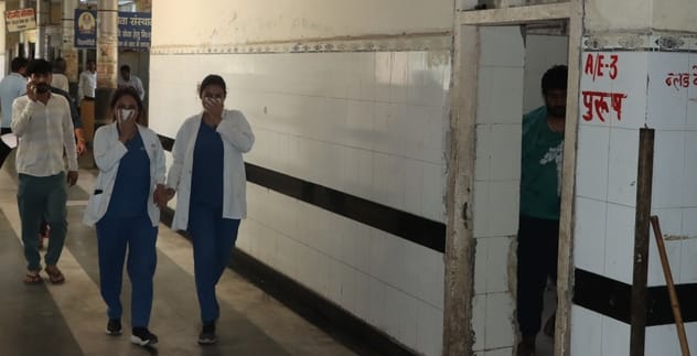 01-पीजीआई के आपातकालीन विभाग में संचालित कैंटीन के पास सफाई की स्थिति। संवाद