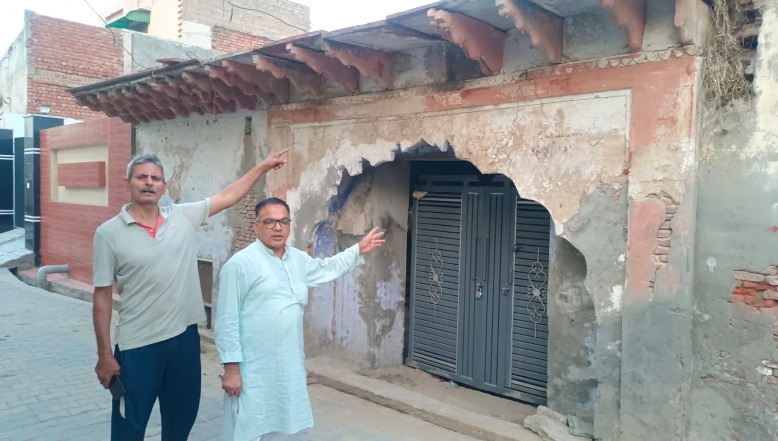 14-बहुअकबरपुर गांव में मेजर जनरल जंग शमशेर सिंह व रिसलदार रिसाल सिंह की गली की बताते ग्रामीण। स