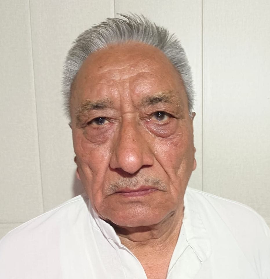 14-बहुअकबरपुर गांव में मेजर जनरल जंग शमशेर सिंह व रिसलदार रिसाल सिंह की गली की बताते ग्रामीण। स