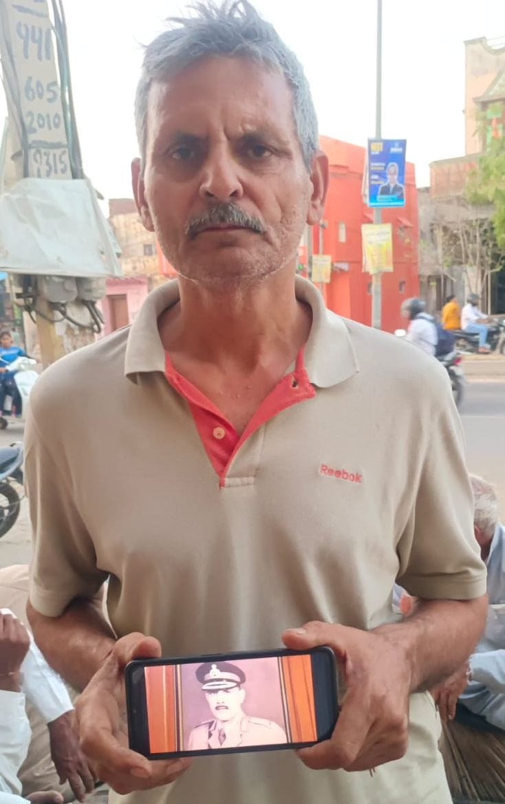 14-बहुअकबरपुर गांव में मेजर जनरल जंग शमशेर सिंह व रिसलदार रिसाल सिंह की गली की बताते ग्रामीण। स