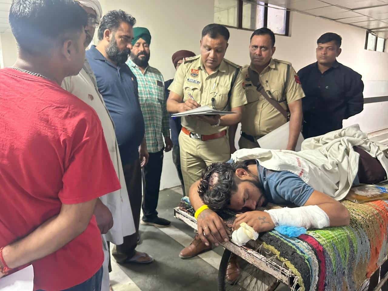 27-मोखरा में हुए हमले के बाद पीजीआई के ट्राॅमा सेंटर में उपचाराधीन पंजाब के बोलड़ कलां निवासी मन