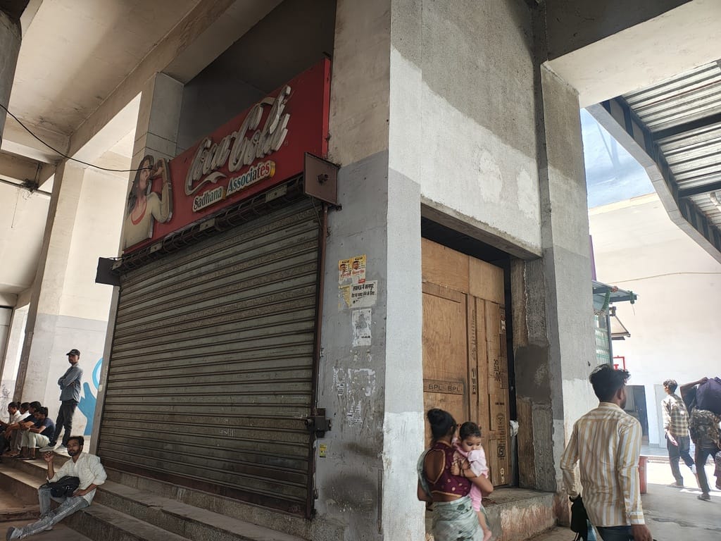 आलमबाग बस अड्डे पर मेट्रो के स्टॅाल से यात्रियों का रास्ता बंद