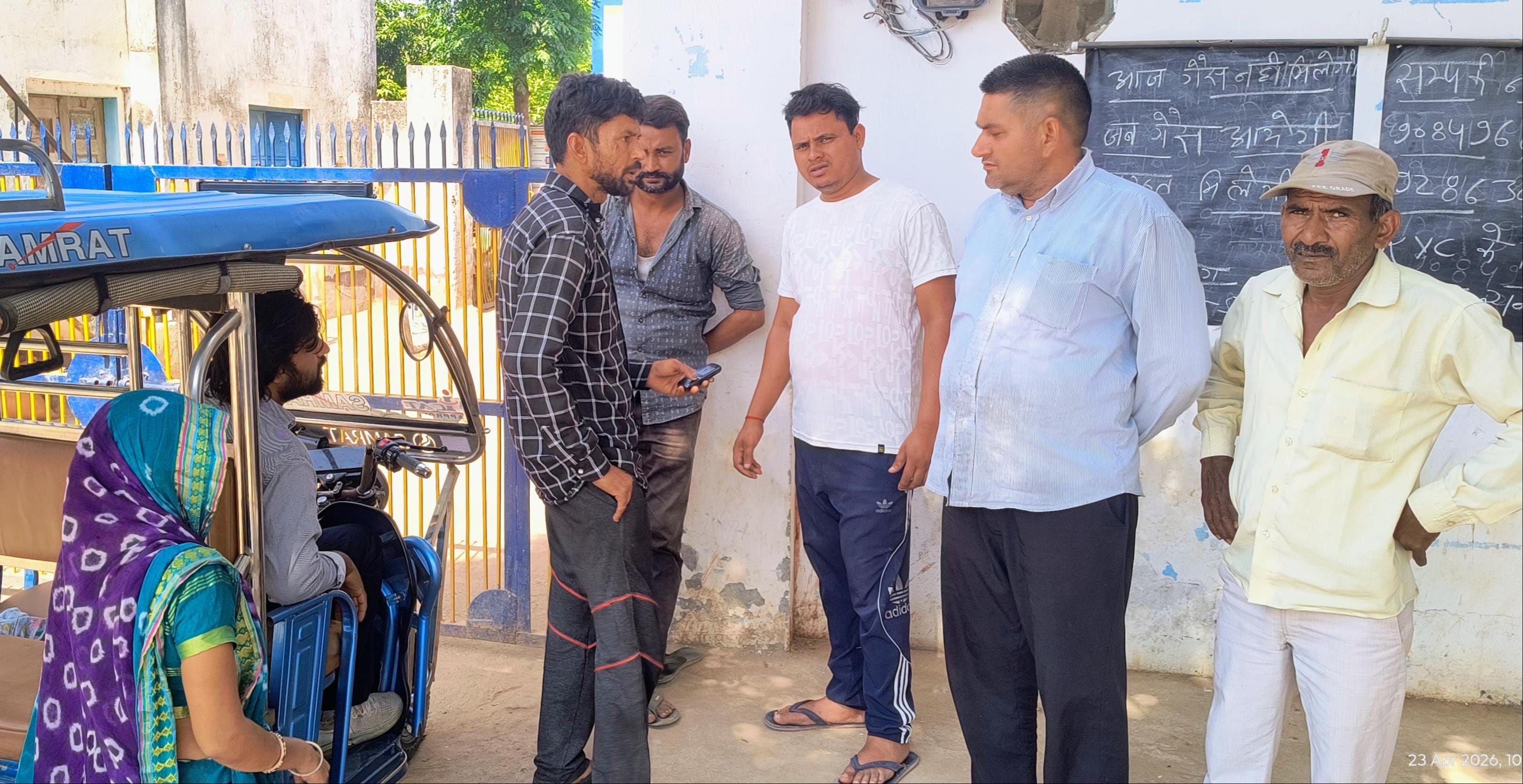 बाबरी गैस एजेंसी पर सिलिंडर लेने के लिए पहुंचे उपभोक्ता। संवाद